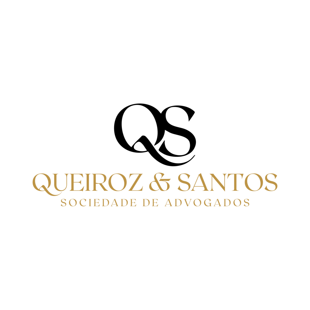 Logo do escritório Queiroz & Santos Sociedade de Advogados, em letras douradas sobre fundo preto, transmitindo sofisticação e confiança no setor jurídico.